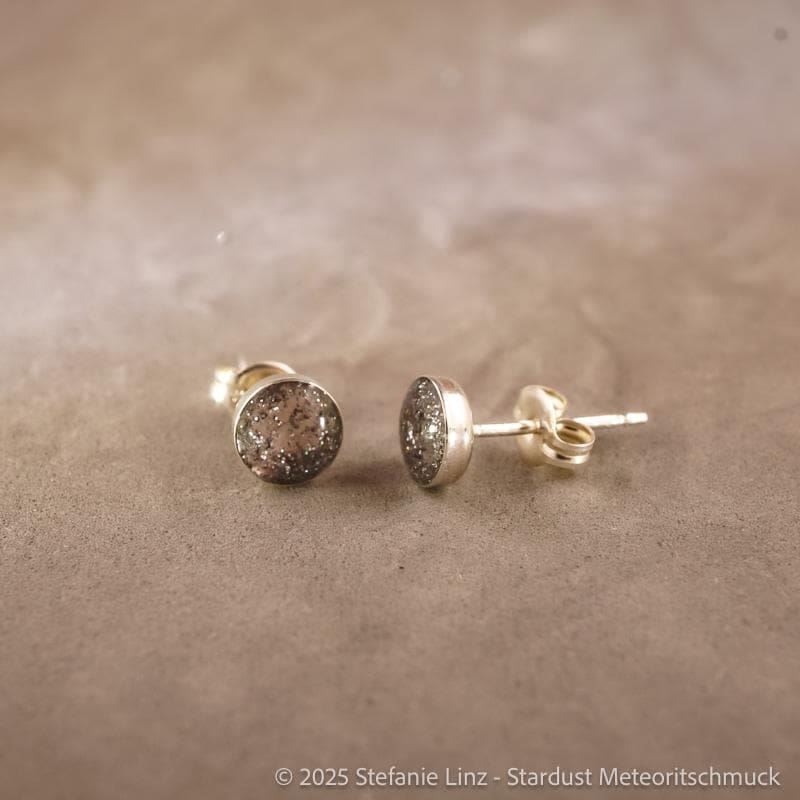 Ohrstecker Gemini S – 4 mm, 925 Silber mit Meteoritenstaub – Bild 2