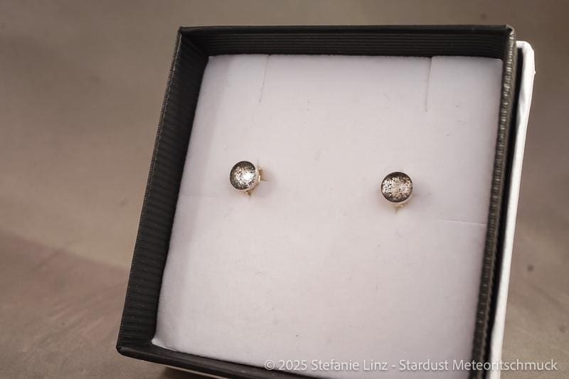 Ohrstecker Gemini S – 4 mm, 925 Silber mit Meteoritenstaub – Bild 4