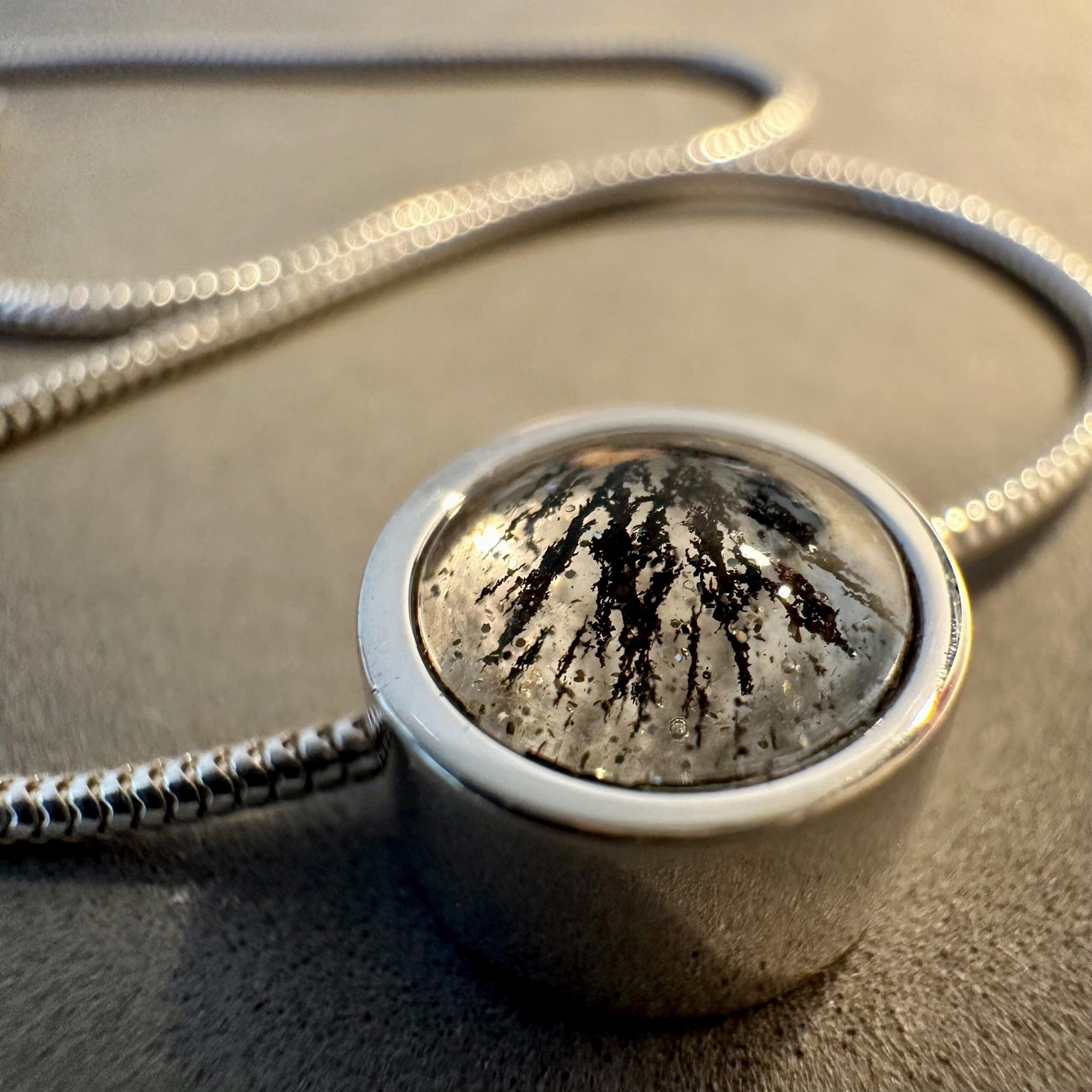 Amulett Solis – 10 mm, asymmetrisch gebohrt, 925 Silber mit Meteoritenstaub – Bild 2