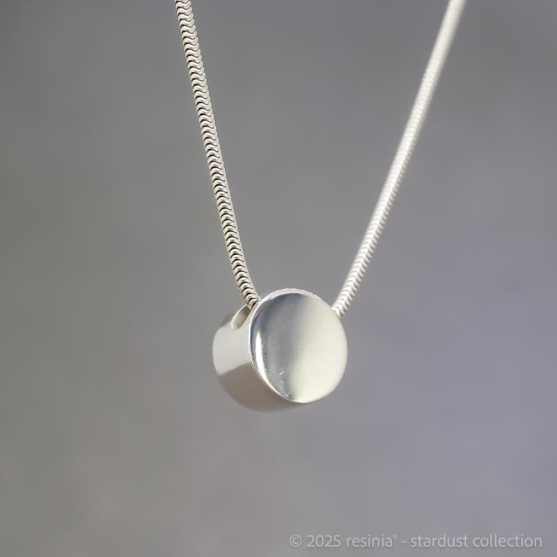Amulett Solis – 10 mm, asymmetrisch gebohrt, 925 Silber mit Meteoritenstaub – Bild 8