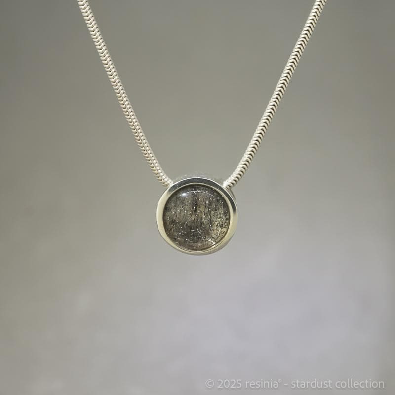 Amulett Solis – 10 mm, asymmetrisch gebohrt, 925 Silber mit Meteoritenstaub – Bild 5