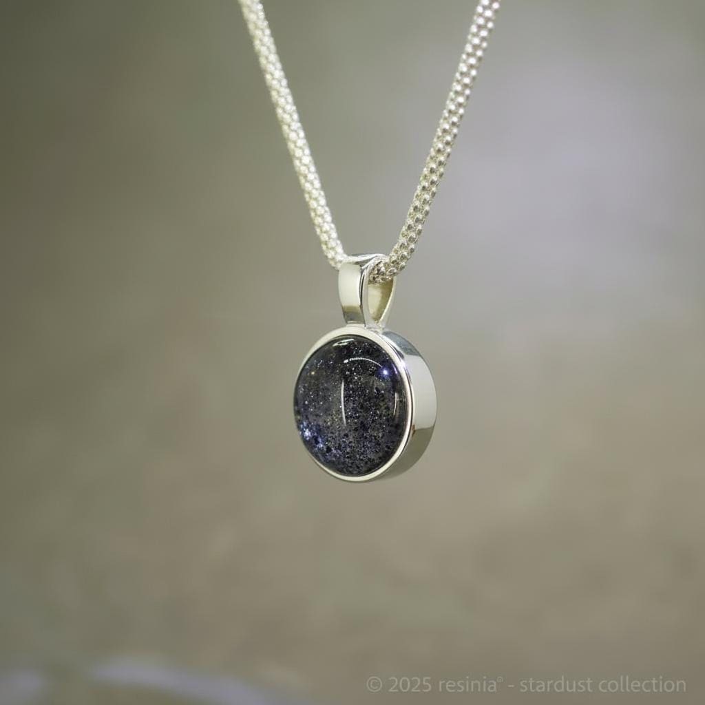 Kallisto – 925 Silber Anhänger mit Meteoritenstaub, rund 12 mm – Bild 3