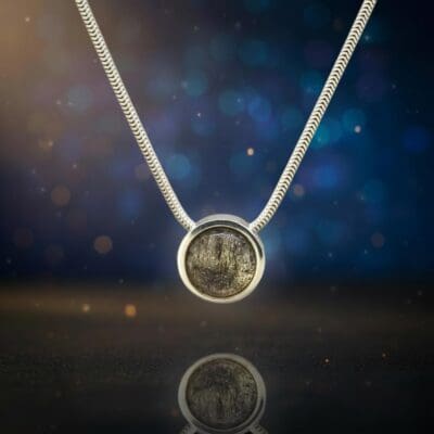 Amulett Solis – 10 mm, asymmetrisch gebohrt, 925 Silber mit Meteoritenstaub