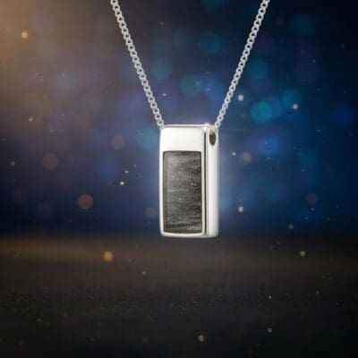 Amulett Monolith S – Rechteckiges Amulett mit Meteoritenstaub, 925 Silber