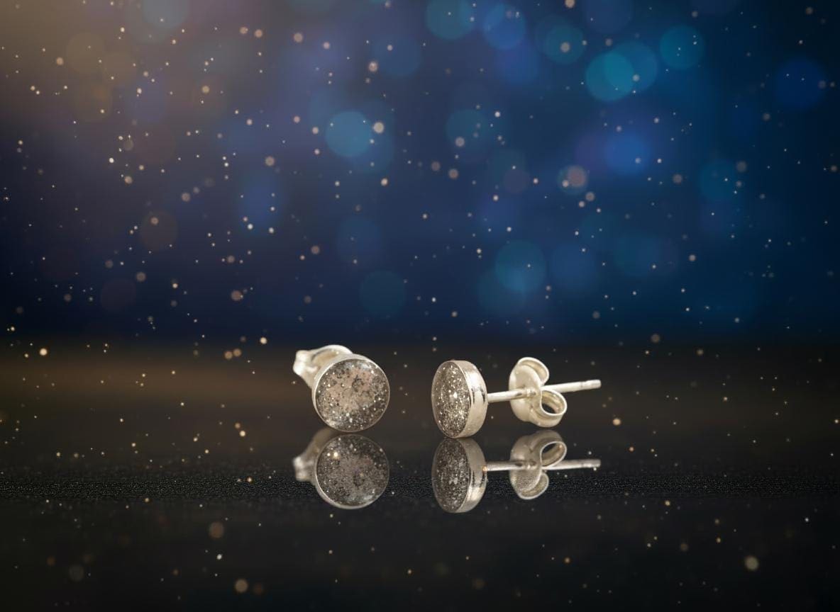 Ohrstecker Gemini S – 4 mm, 925 Silber mit Meteoritenstaub