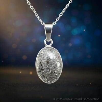 Amulett Ceres – Ovaler Meteoritschmuck mit Sternenstaub, 925 Silber